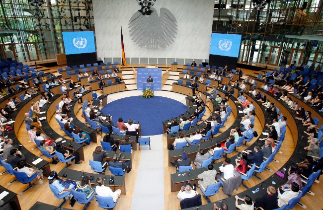 Secretary-General Kofi Annan speaks at a town hall meeting with the UN staff in Bonn, Germany. UN Photo Mark Garten
