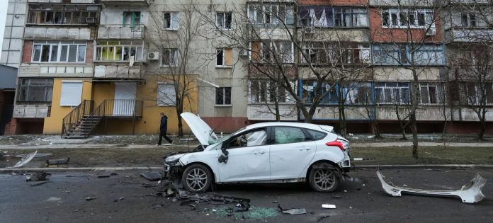 Schäden nach dem Beschuss von Mariupol im Südosten der Ukraine.