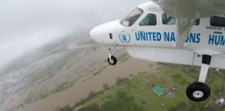 ©WFP Ein Flugzeug des Humanitären Flugdienstes der Vereinten Nationen (UNHAS) fliegt über die vom Zyklon verwüstete Insel Nosy Varika in Madagaskar.