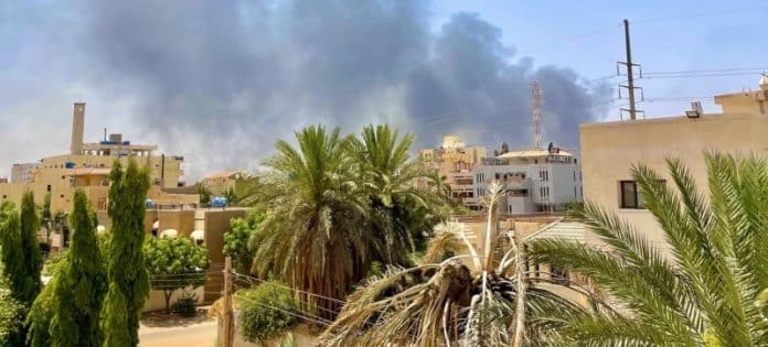 Open Source / Nach einem Bombenanschlag im Viertel Al-Tayif in Khartum, Sudan, steigt Rauch auf.