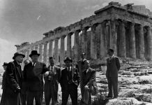 Ο πρώτος Γενικός Γραμματέας του ΟΗΕ Τρίγκβε Λι σε επίσκεψη του στην Ακρόπολη. UN Photo, 17 Απριλίου 1951, Αθήνα