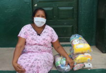 Γυναίκα λαμβάνει φαγητό από το WFP για τα παιδιά της