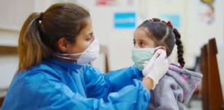 Λίβανος, Νοσοκόμα θερμομετρεί κοριτσάκι