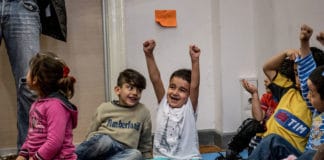 Παιδιά σε κέντρο υποδοχής προσφύγων στην Αθήνα
