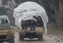 Οικογένεια Σύριων αναζητεί ασφάλεια ξεφεύγοντας από συγκρούσεις στο Ιντλίμπ