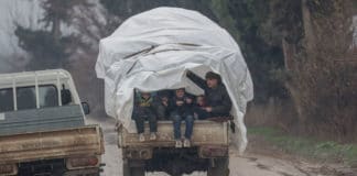 Οικογένεια Σύριων αναζητεί ασφάλεια ξεφεύγοντας από συγκρούσεις στο Ιντλίμπ