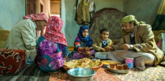Οικογένεια στην Υεμένη μοιράζεται το φαγητό της