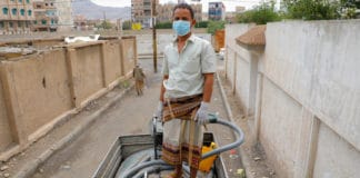 Άντρας εργάζεται στην παροχή νερού, Υεμένη