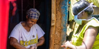 Σαπούνι και νερό για πλύσιμο χεριών σε κατοίκους της Κένυας