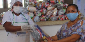 Κολομβία, μερίδες φαγητού για το σπίτι δίνονται σε γονείς των οποίων τα παιδιά χάνουν τα σχολικά γεύματα λόγω κορωνοϊού