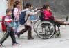 ανάπηρο κορίτσι από τη Συρία πηγαίνει σχολείο στην Τουρκία