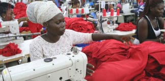 Εργοστάσιο στη Γκανά, παραγωγή φουστών για τη διεθνή αγορά