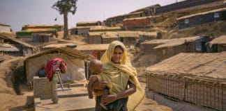 Γυναίκα με παιδί σε πρτοσφυγικό καταυλισμό