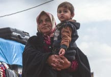χήρα με τον εγκονό της, προσφυγικός καταυλισμός, Συρία