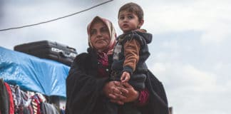 χήρα με τον εγκονό της, προσφυγικός καταυλισμός, Συρία