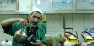 Μετανάστης φτιάχνει τσάι, Κουβέιτ