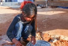 Παιδί πλένει πιάτα σε καταυλισμό στο Ιντλίμπ