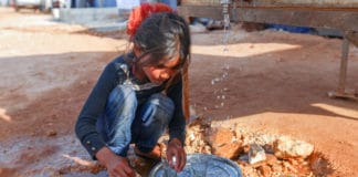 Παιδί πλένει πιάτα σε καταυλισμό στο Ιντλίμπ