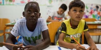 παιδιά πρόσφυγες σε τάξη στην Κω