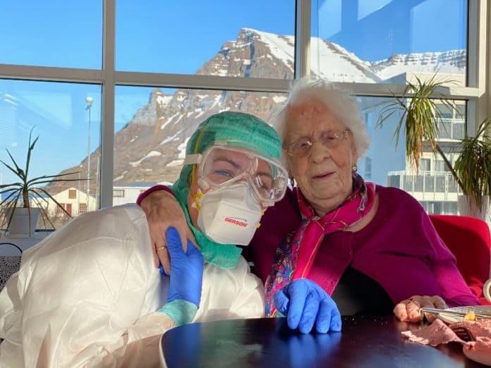 Helga Guðmundsdóttir, 102 year-old COVID19 survivor. Photo Credits: © Jóhannes Kr. Kristjánsson
