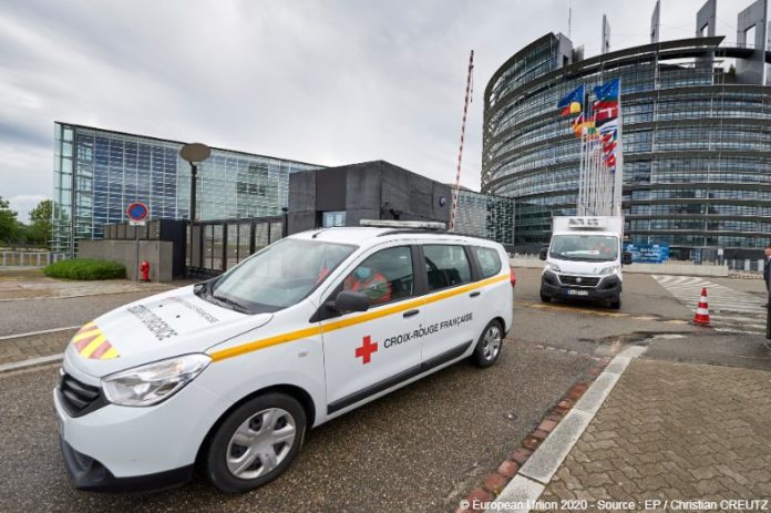Red cross vehicle leaving EU building | © European Union, 2020, Christian Creutz