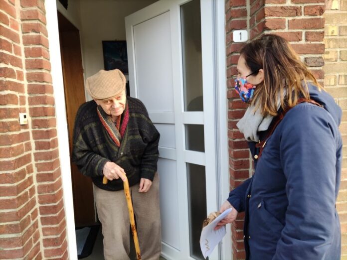 An employee of the city of Menen pays a doorstep visit to an elderly citizen in 2020 © City of Menen