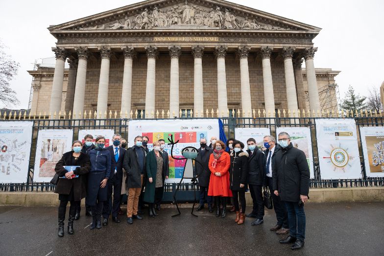 UN and French National Assembly staff in front of Elyx SDG exhibition in Paris