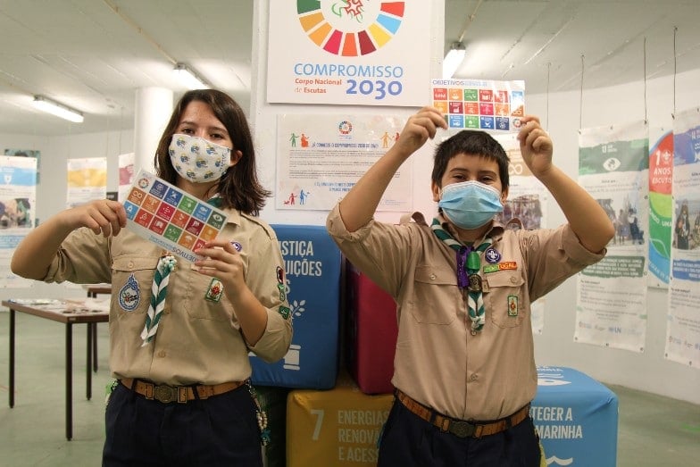 Scouts of Portugal holding SDG cards