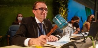 The President of UNEA brings down the recycled plastic gavel to mark the plastics agreement.