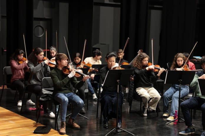 The UN Messenger of Peace, violinist Midori performing with young students from the Conservatory and the Afghan Youth Orchestra