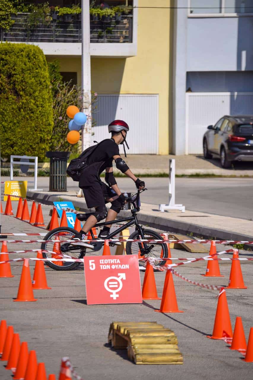Ένα άτομο που κάνει ποδήλατο γύρω από το SDG5 στο Greek Bike Festival HERO 2030