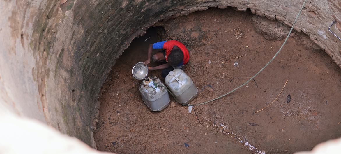 © UNICEF/Tariq Khalil Millions across Sudan have been driven by the conflict between rival militaries. In this file photo, a child collects water from a deep well in central Darfur.