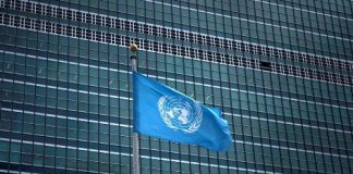 Bandera de la ONU frente a la sede
