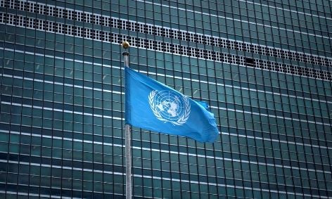 Bandera de la ONU frente a la sede