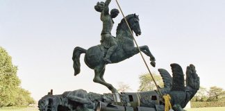 Escultura que representa a San Jorge matando al dragón