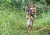 Mujer con sus hijos pasean por los terrenos de la Asociación Rocamero