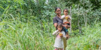 Mujer con sus hijos pasean por los terrenos de la Asociación Rocamero