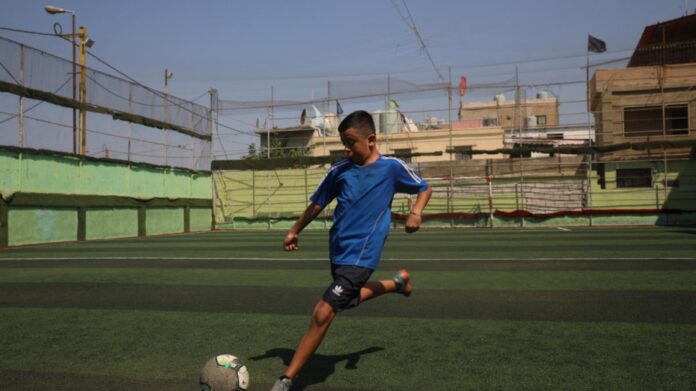 El joven refugiado sirio Gaith, de 13 años, entrenando en la cancha del club deportivo juvenil que frecuentaba en Beirut