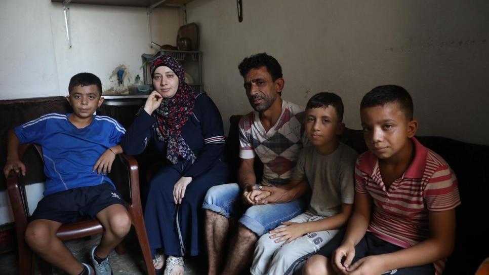 Fotografía de la familia al completo en su antiguo apartamento en Beirut.