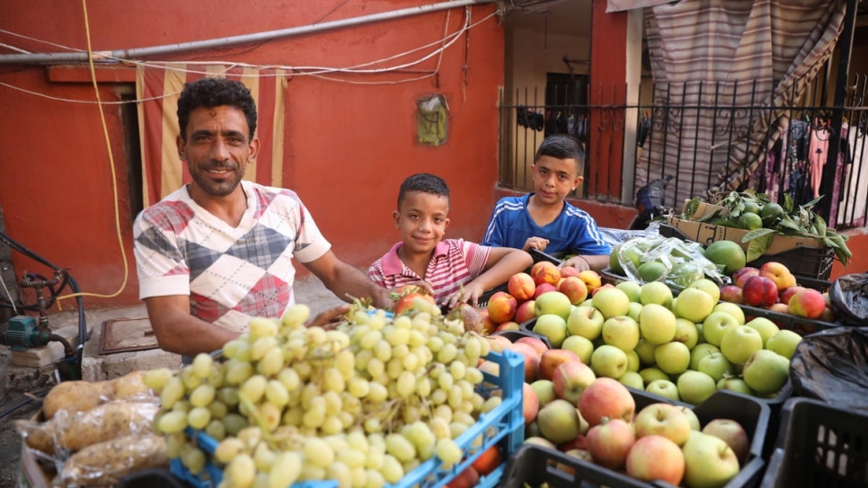Samer y sus hijos vendían fruta y verduras en un puesto ambulante en Beirut