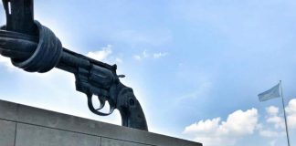 No violencia escultura del artista sueco Karl Fredrik Reutersward en la Sede de la ONU