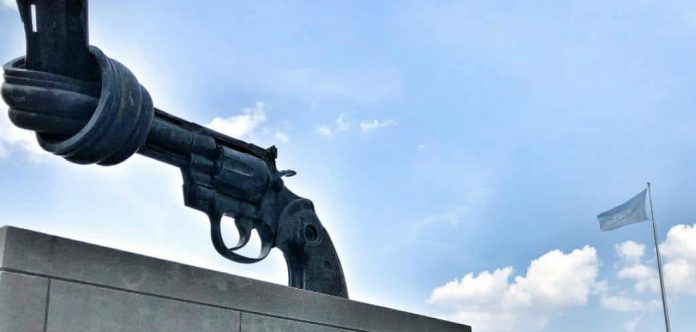 No violencia escultura del artista sueco Karl Fredrik Reutersward en la Sede de la ONU