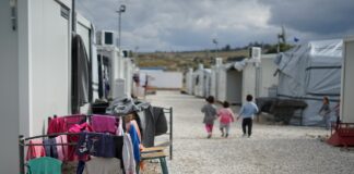Niños en un campo de refugiados sirios en las afueras de Atenas