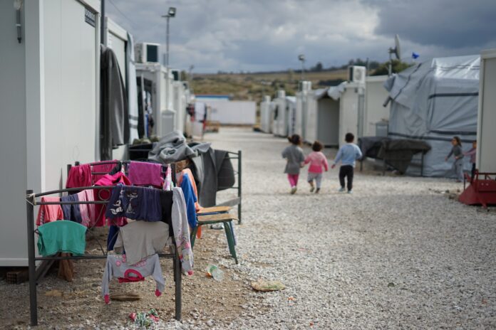 Niños en un campo de refugiados sirios en las afueras de Atenas