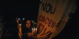 Mujer con un cartel de manifestaccion