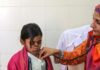 Una niña en su visita a la pediatra