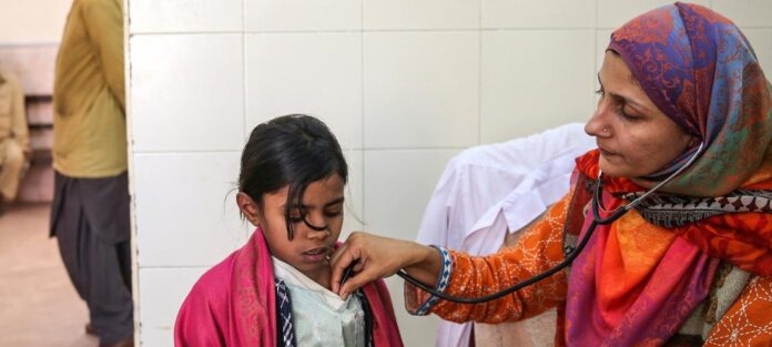Una niña en su visita a la pediatra