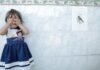 Una niña que huyó con su mamá de Centroamérica para escapar de la violencia fotografiada en Tapachula, Chiapas