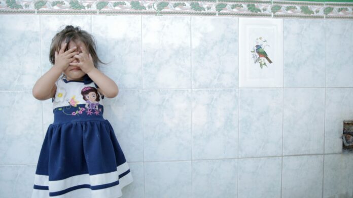 Una niña que huyó con su mamá de Centroamérica para escapar de la violencia fotografiada en Tapachula, Chiapas