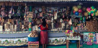 Mujer en un puesto de venta - Guatemala